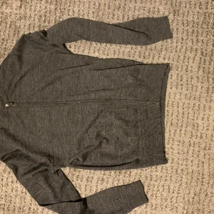 Bruun & Stengade tröja - Jag säljer en grå fullzip Bruun & Stengade tröja i storlek S/M för 249