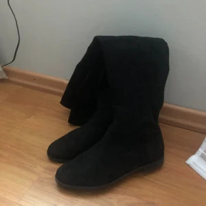 Höga boots - Snygga höga boots som bara är använda en gång! Säljer pga för små