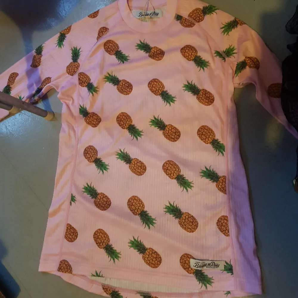 🍍Underställ🍍 Överdel storlek 42 Underdel storlek 40   100% polyester. Superskönt!   Lappar kvar. Oanvänt, bara provade. Blev lite tajt för mig.   Köpt för 500 + frakt   En liten tråd vid söm annars hittar jag ingenting.   . Kostymer.