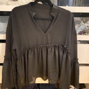 Blus - Säljer denna superfina blus då den inte kommer till användning. Ingen lapp så vet ej vart den är ifrån 