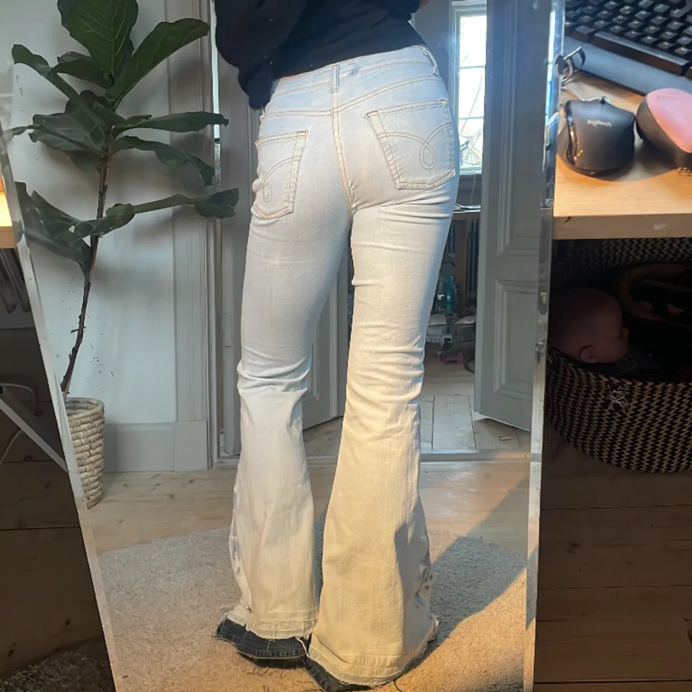 As coola blekta jeans med mönster på sidorna!! Jättebra skick❤️ Innerbenslöngd inanpå: 84cm Midjemått: 37cm rakt över . Jeans & Byxor.