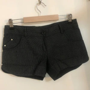 Lågmidjade shorts - Såå fina randiga lågmidjade shorts som tyvärr inte kommer till användning 🤍 Midjemått: 78 Skriv ifall du har frågor!
