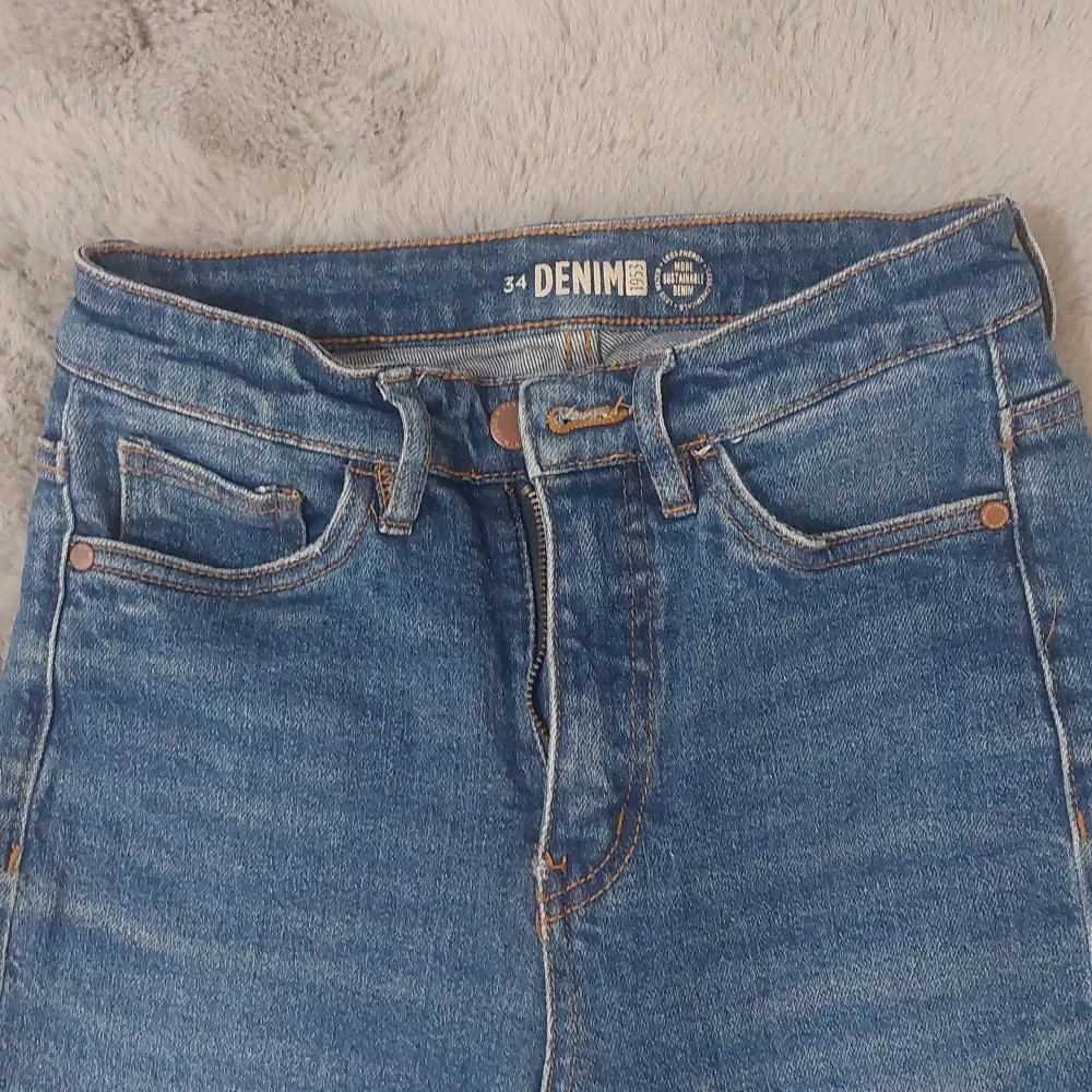 Supersnygga jeans från Kappahl. Stl 34. Köptes för 500. Bra skick lite korta för mig som är 165.. Jeans & Byxor.