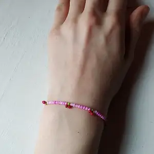 Super gulligt och sommrigt armband med små körsbär🍒 Jag kan göra annan färg än rosa runt om, om så önskas!  Skriv även omkretsen på din handled så fixar jag det!❤️