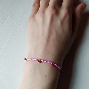 Armband<3 - Super gulligt och sommrigt armband med små körsbär🍒 Jag kan göra annan färg än rosa runt om, om så önskas!  Skriv även omkretsen på din handled så fixar jag det!❤️