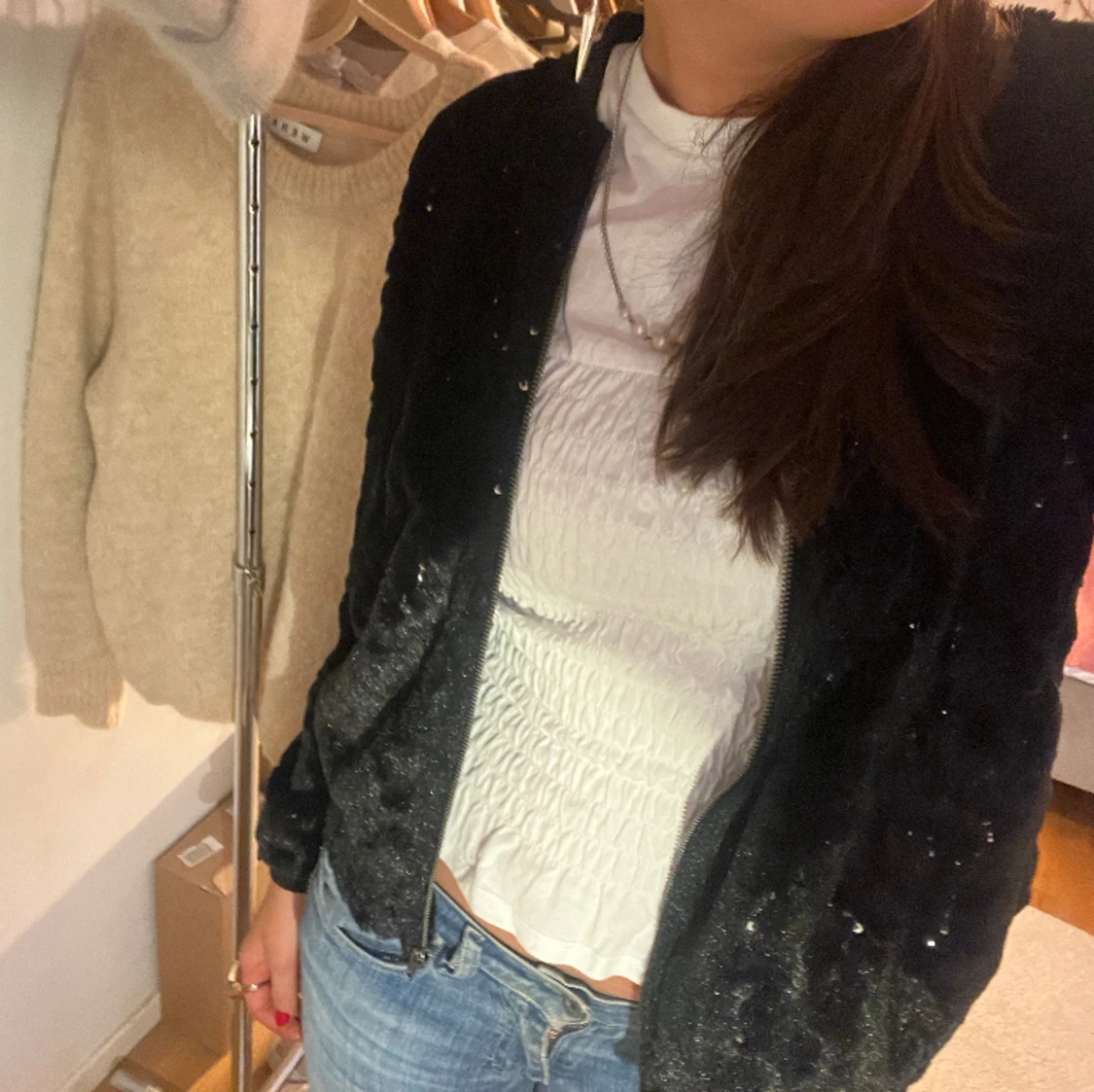 Svart pälskofta med paljetter - 90