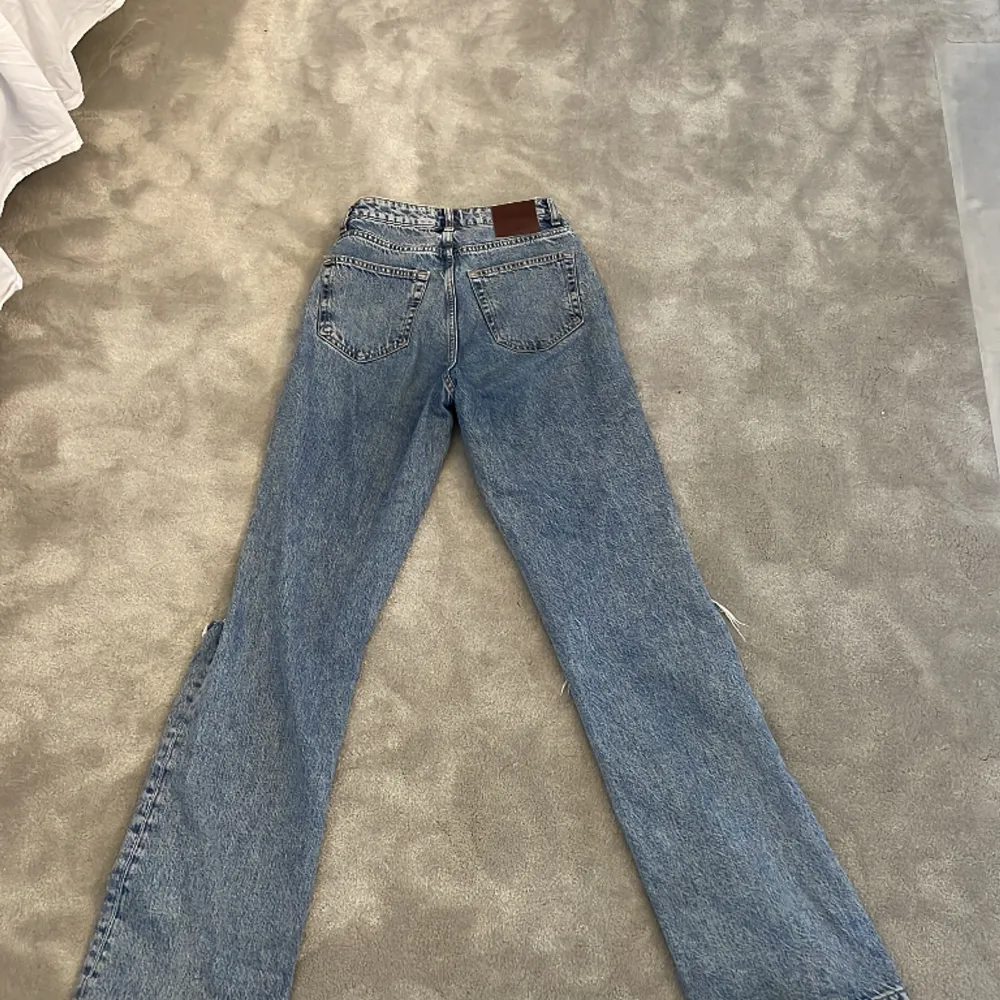Hlgmodjade jeans med hål från bikbok. Jeans & Byxor.