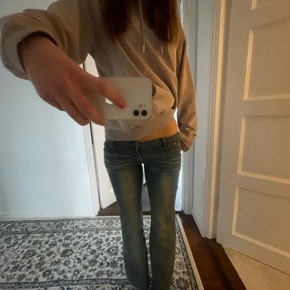 Lågmidjade Bootcut jeans ifrån Ze&Ge. Ascoola både fram med det ”räfflade” och sen  bak med blekning!  På gränsen till för korta för mig som är 172. I strl 36 men de är stretchiga så passar både större och mindre strl. Jeans & Byxor.