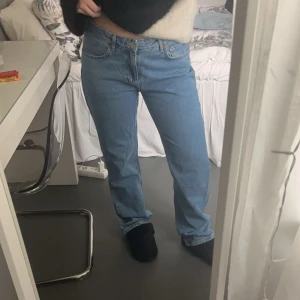 Jeans - ”Low straight” jeans från bikbok i så fint skick! Säljer då de tyvärr blivit för stora för mig så får ingen användning av de.. nypris 699kr men jag säljer för 200kr, pris kan diskuteras!