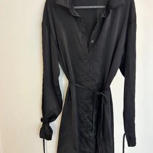 Svart klänning  - Strl 36