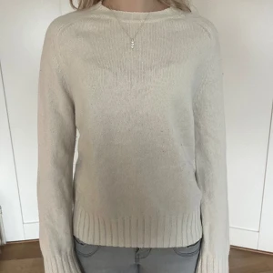 Stickad tröja  - Snygg stickad tröja från Massimo Dutti med knappar på sidorna 