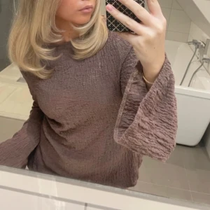 Långärmad topp - Så snygg topp från NA-KD, funkar lika bra som till fest och vardag!🤎