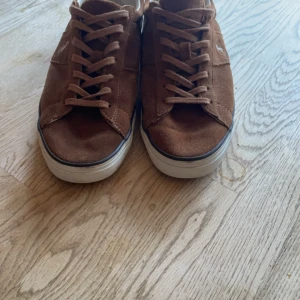 Polo Ralph Lauren skor bruna - Riktigt snygga bruna polo skor. Skorna är 43 men passar även 42. Bra kondition med lite fläckar på sulan men inget som märks. Hör av er för fler bilder eller prisförslag