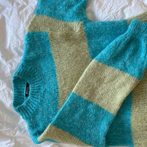 Stickad tröja - Bra skick, använd ett fåtal gånger