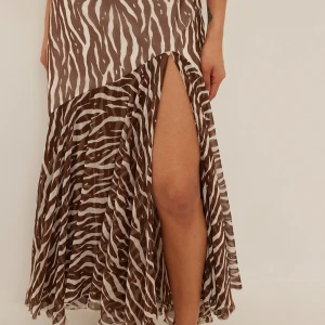 Kjol - Maxi frilled chiffon skirt - Nakd Aldrig använd, lapp finns kvar.🤍🤎