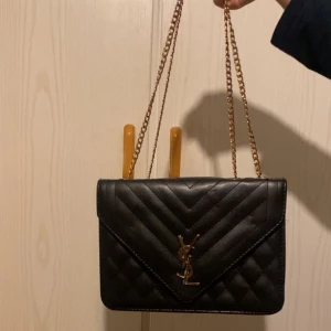 Svart ”Ysl” väska  - Superfin ”Ysl” insperarad väska, alltså ej originell. Köpt utomlands så vet inte vart den ifrån. 💓 finns lite defekter på kedjan men annars är den i bra skick då den inte är använd. Skriv privat för fler bilder och eventuella frågor! 💓💓