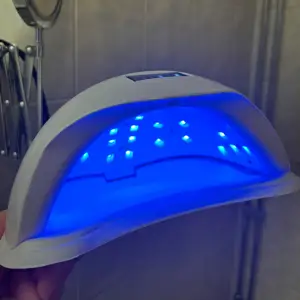 UV/led lampa som är som ny, alla lampor funkar  Från nailster