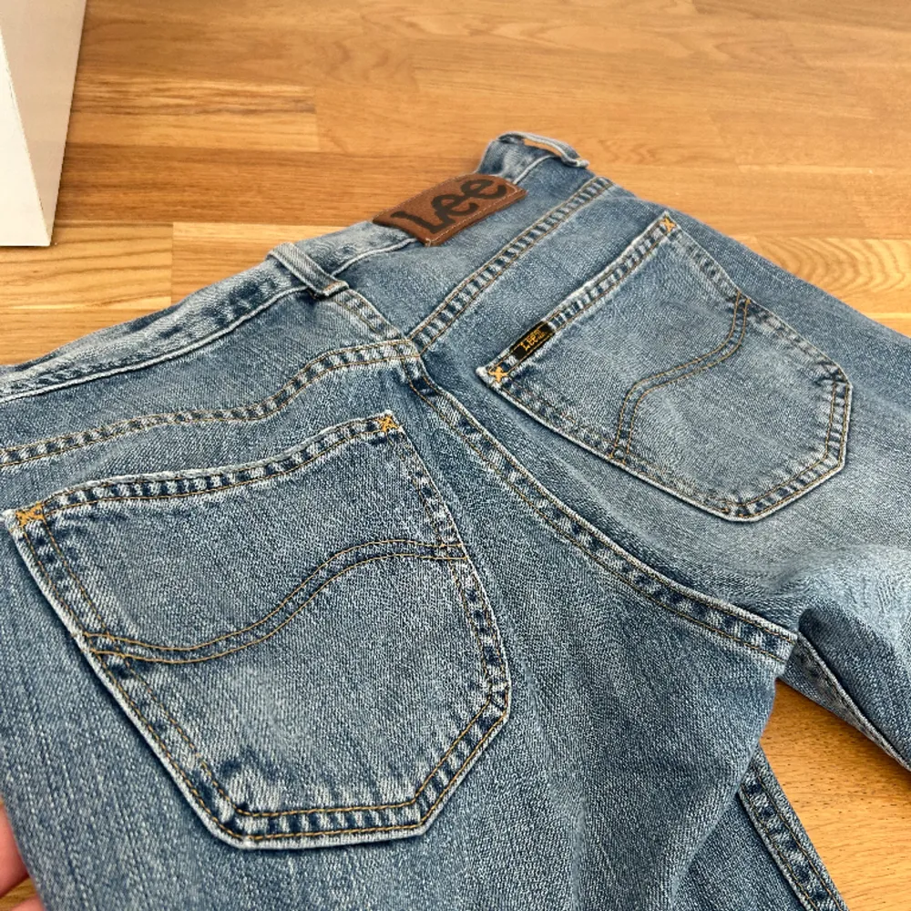 Low/Mid Waits jeans från lee, jättefina och långa på mig som är 170 lång! Storlek W29 L34 och skulle säga att de sitter som en S/M! Hör av dig om du har fler frågor ❤️🙏. Jeans & Byxor.