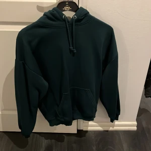 Hoodie - Grön hoodie från Bikbok. Använd 1 gång. Nyskick