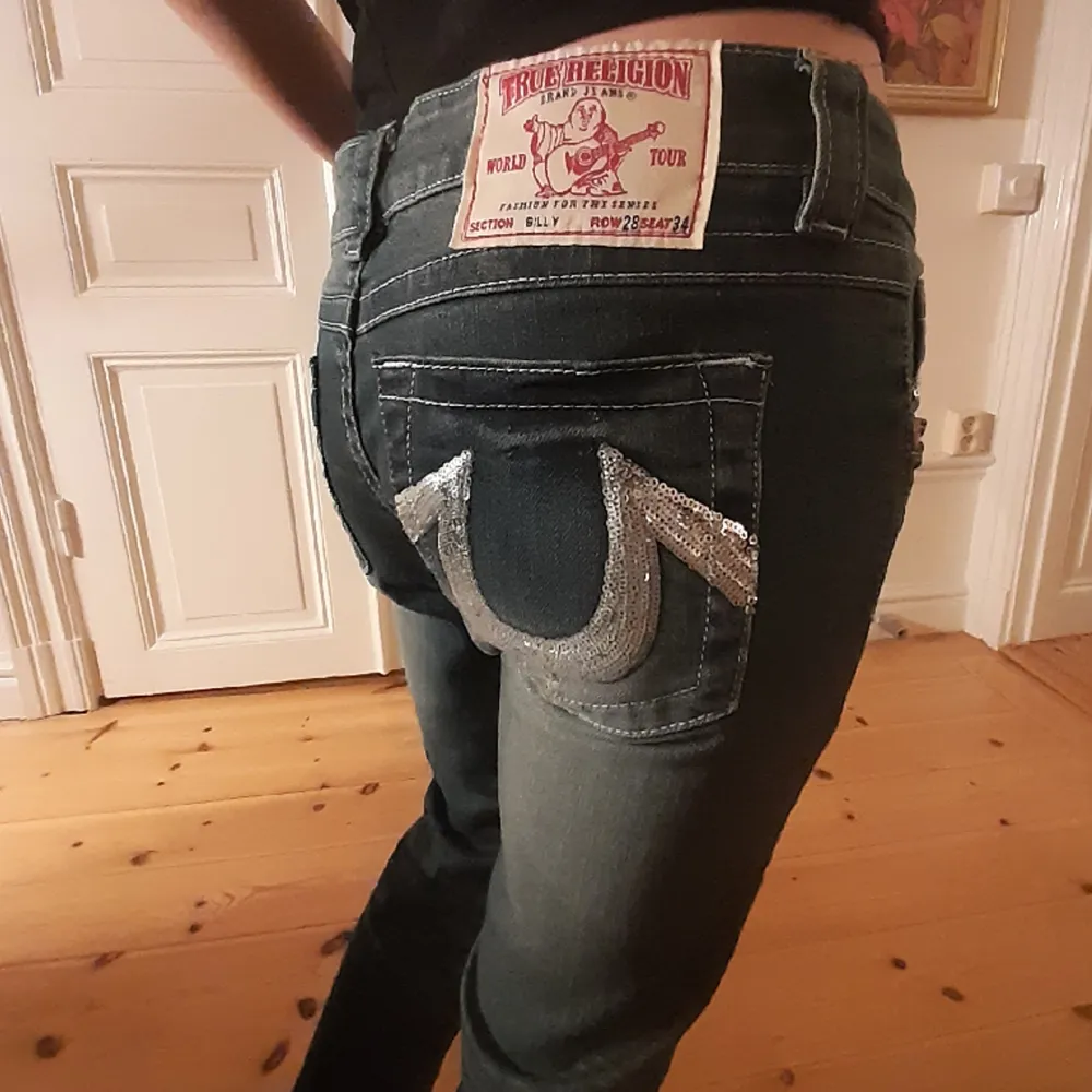 Super fina true religion jeans med snygga silvriga paljeter på båda bakficorna och även på myntfickan. Har små slitnings detaljer men va så från början. Nästan oandvända och säljer då dem inte kommer till andvänding. Mellan skinny och straight, Billy. Jeans & Byxor.