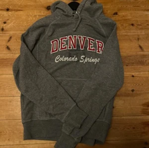 Vintage hoodie - Tjockt/mjukt material, thriftade för ett tag sen men passade inte mig 😖