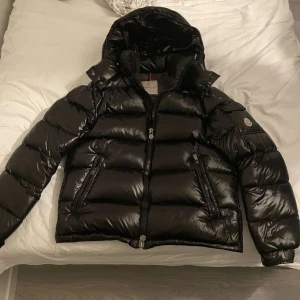 Moncler Maya (Äkta) - 10/10 i skick och knappt använd helt ny, helst byta eller sälja för att jag använder den inte längre. Storlek passar M/L. (Pris kan diskuteras)