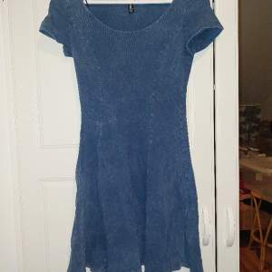 Säljer en blå klänning som ser ut att vara i jeans, men materialet är i bomull/polyester