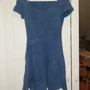 Säljer en blå klänning som ser ut att vara i jeans, men materialet är i bomull/polyester