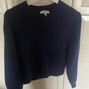Marinblå stickad tröja från & Other Stories. Nypris 890 men säljer för 300 då den är lite nopprig men annars är den i mycket bra skick💕