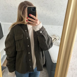 Jeansjacka  - Fin militär grön jacka från zara!