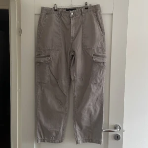 Bershka cargo byxor  - Storlek 44  Skick bra (använt ett par gånger) 