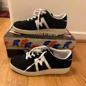Karhu Navy Blue sneakers - Ett par Karhu Sneakers som använts väldigt få gånger och försiktigt.   Nypris: 1600