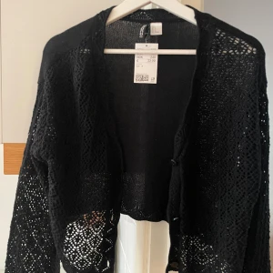 kofta H&m - Kofta från h&m i fint stickat mönster 