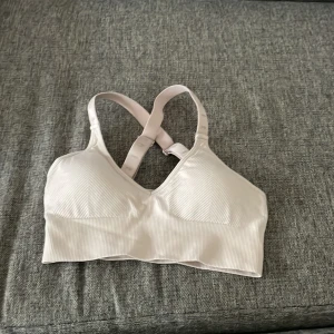 Sportbh - Sport bh/topp från hm med uttagbara ilägg i strl xs
