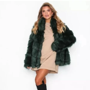 Grön pälsjacka  - Grön pälsjacka från Nelly i storlek 32 Den är i lite oversized Så snygg grön!