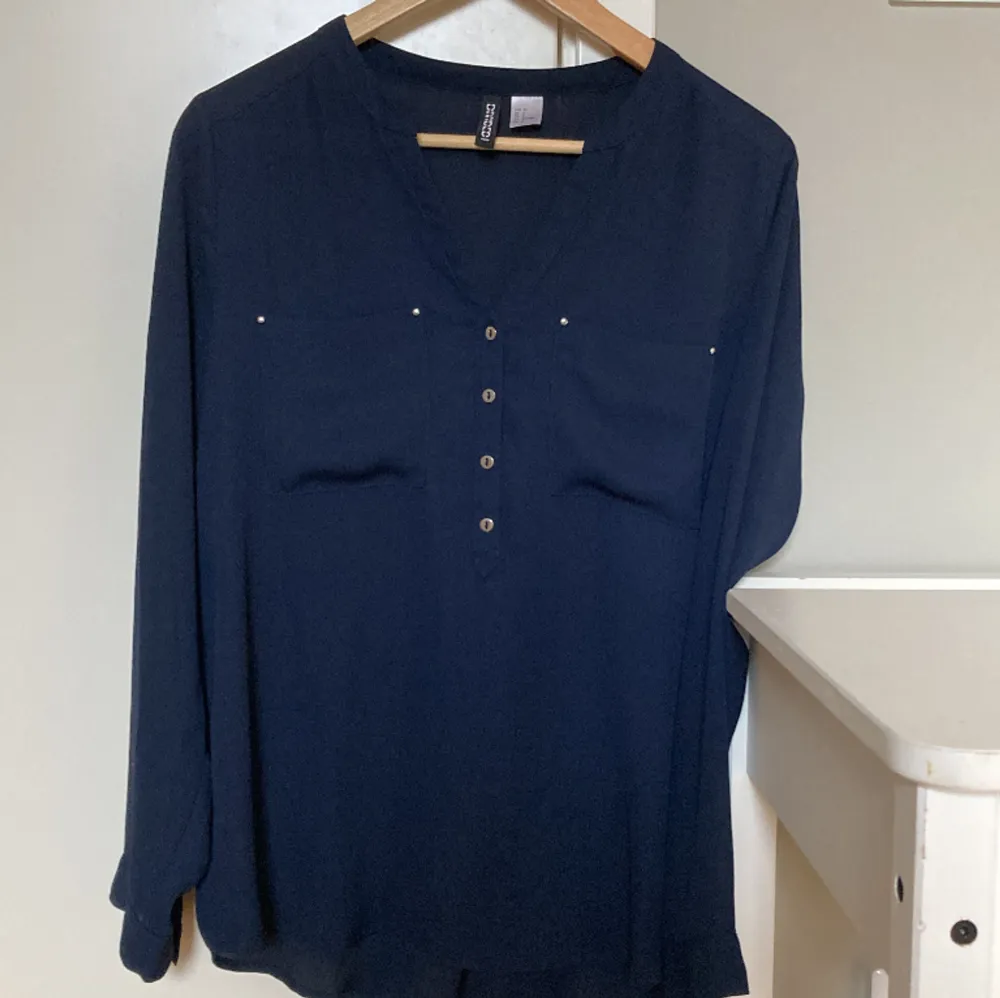 En marinblå lätt transparent skjorta från H&M i storlek 38. I väldigt fint skick. Från ett djur och rökfritt hem. . Skjortor.