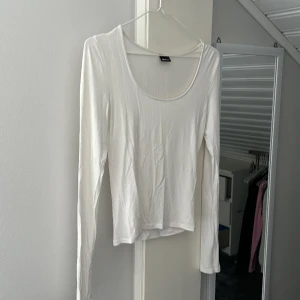 Långärmad tröja - Soft touch tröjan ifrån gina i vit, säljer då jag inte använder den alls för den passar inte mig. Den är verkligen i ny skick då jag inte använt den. Hör av er vid frågor och intresse!😁