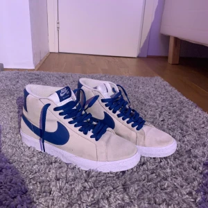 Sb blazers mid - Ett par nike blazers mid i storlek 42. Köpta på jukyard för ett år sedan. Väldigt bra kvalite på skorna. Låda finns till skorna. Om du vill ha flera bilder eller har några frågor är det bara att skicka ett meddelande. 