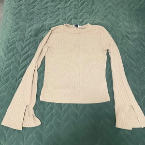 NAKD tröja - köpte länge sen men har aldrig haft på mig den, storlek L men den känns som M