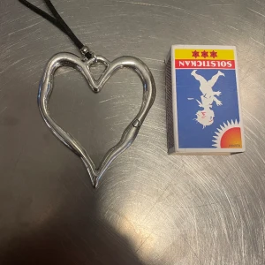 Halsband  - Nytt stort halsband ca 7.5 cm stort hjärta 