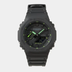 Militärgrön klocka - Klocka, visar datum och tid, tidtagarur och lampa som lyser upp displayen. Var en perfekt klocka att ha under lumpen 👍