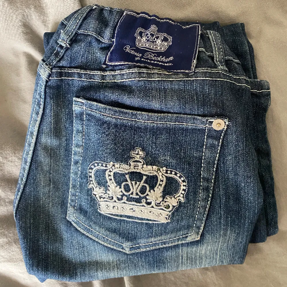 Säljer dessa lågmidjade straight/bootcut jeansen från Victoria Beckham. De är i väldigt bra skick och de är dessutom sjukt snygga! Tvivla inte på att höra av dig vid frågor🫶. Jeans & Byxor.
