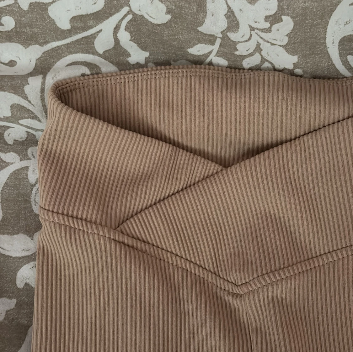 Beiga ribbade träningsbyxor med v-ring - 91