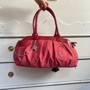 Pumpa väska  - Säljer den här väskan från Puma💕den är i fint skick men har lite slitningar på handtaget💕