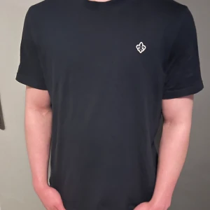 Morris t-shirt - Tjena! Säljer nu denna Morris tröjan då den knappt har kommit till användning. Bra skick. Storlek L men passar M.