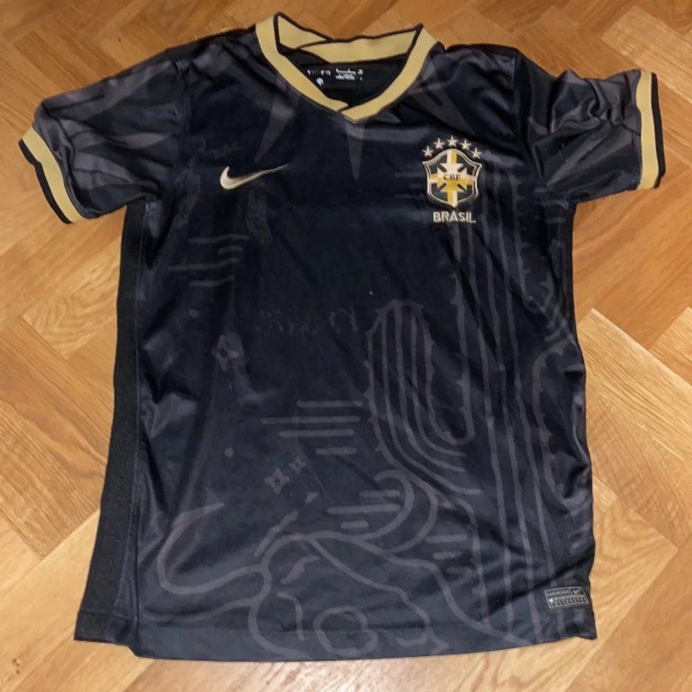 Ganska använd brasilian fotbolls tröja, köptes förra året fast vuxit ut den. . T-shirts.