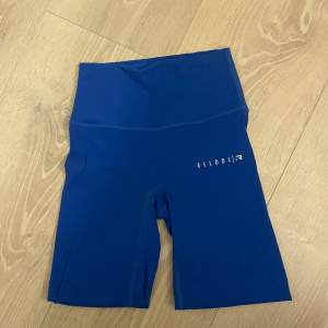 Blåa relode shorts i storlek xs som inte kommer till användning, formar rumpan snyggt. Väldigt sparsamt använda kom privat för bilder på💕