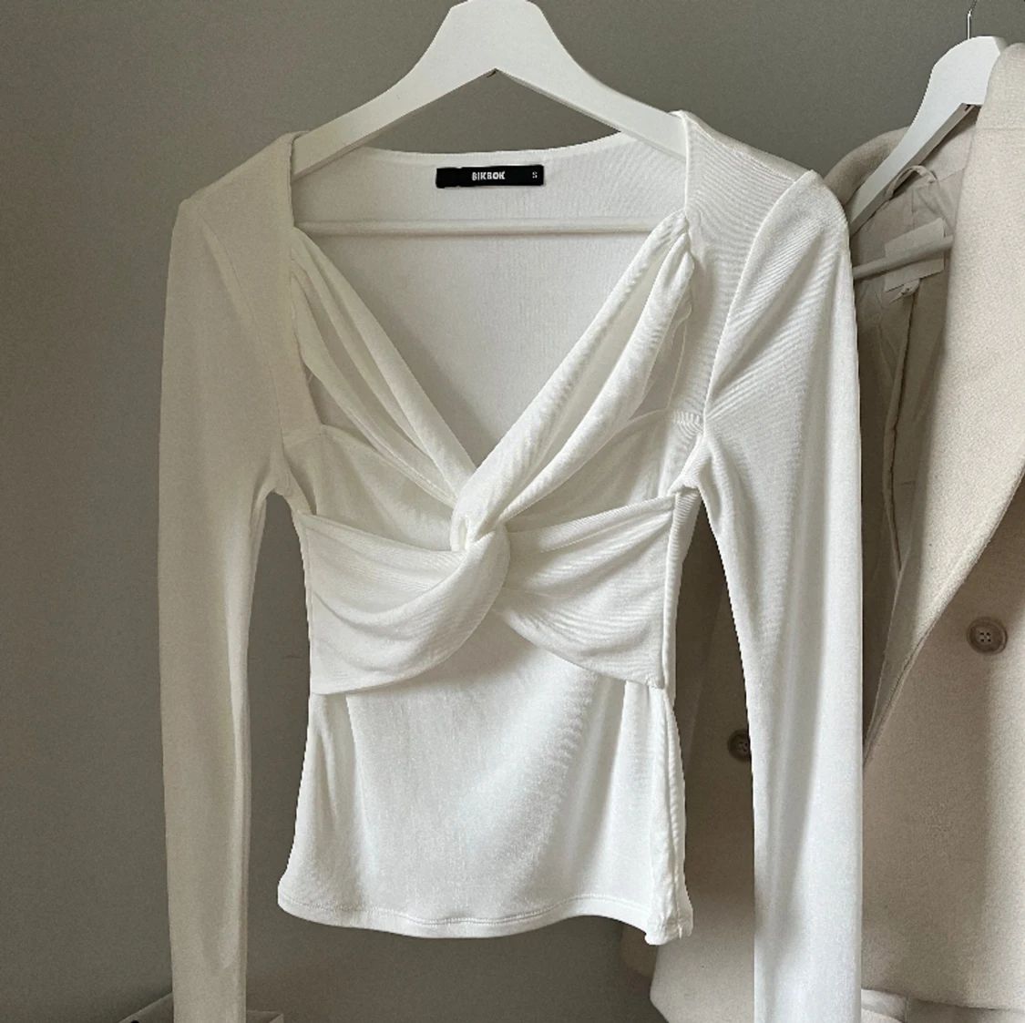 Vit skimmrig topp från BikBok - 90