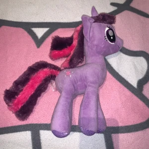 Twilight Sparkle gosedjur - Köpt second hand dock finns det inga synliga defekter💕 Skriv i dm om du har några frågor:))!