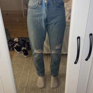 Jeans från Dr Denim, modell nora ”blue jay ripped F86”. I princip oanvända så i nyskick 🌸 strl 26/32 